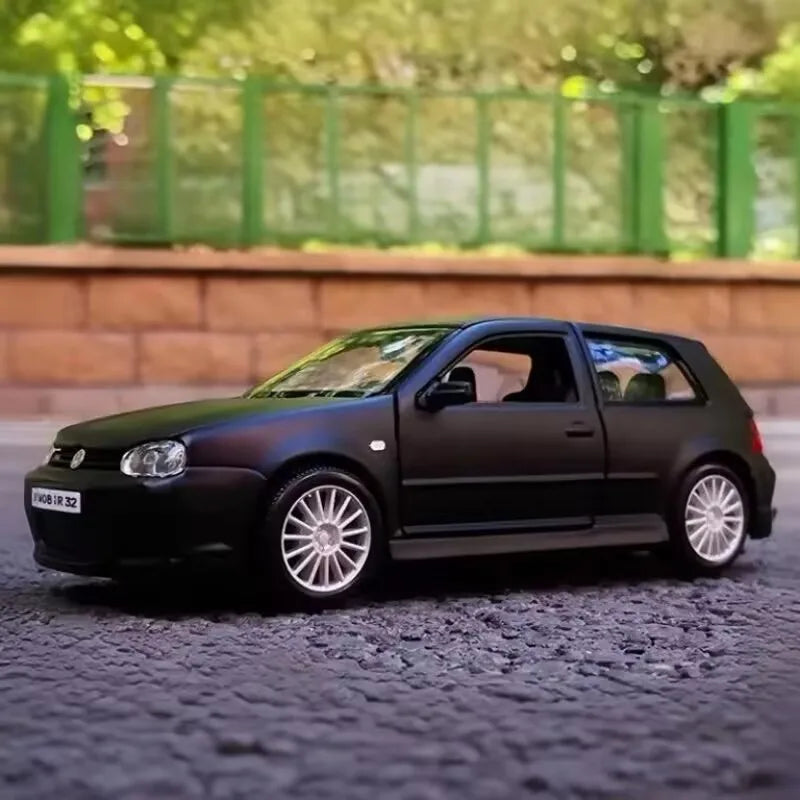 VOLKSWAGEN GOLF GTI R32 - Coche de aleación 1:24